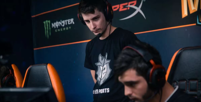 FRPLcs's tweet photo. Et dans la continuité de notre soirée, on a la chance d'accueillir une autre légende aux côtés de notre Riri national : Monsieur @OfficialSmithZz 

Rendez-vous dès ce soir, avant le lancement officiel de l'EWC, pour vibrer avec nos Français de @3DMAXGaming  et @TeamVitality https://t.co/IO4GeNw8aG