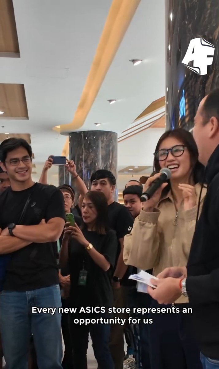 nohatesana's tweet photo. "She make me smile" pala to eh 🤭
Grabe naman titig yan elyson 
#kaorioinuma #elysondedios #asicsph https://t.co/Ug0ENwSuuj