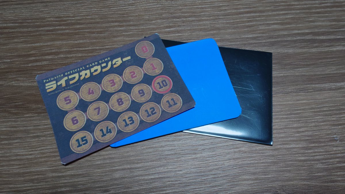 o1k3a0y4u5's tweet photo. 改良版ライフカウンター。

コマの方はレジンで固めた物の裏に
スチール板を貼り付けて
鉄用のヤスリで丸く削りました。

カードの方はマグネットの板を
下に敷いています(青いの)。

マグネットがあまり強くなく、
カードの厚さだと
うまく引っ付かなかったので、
印刷した紙を使っています。 https://t.co/t4UPk9hbLD