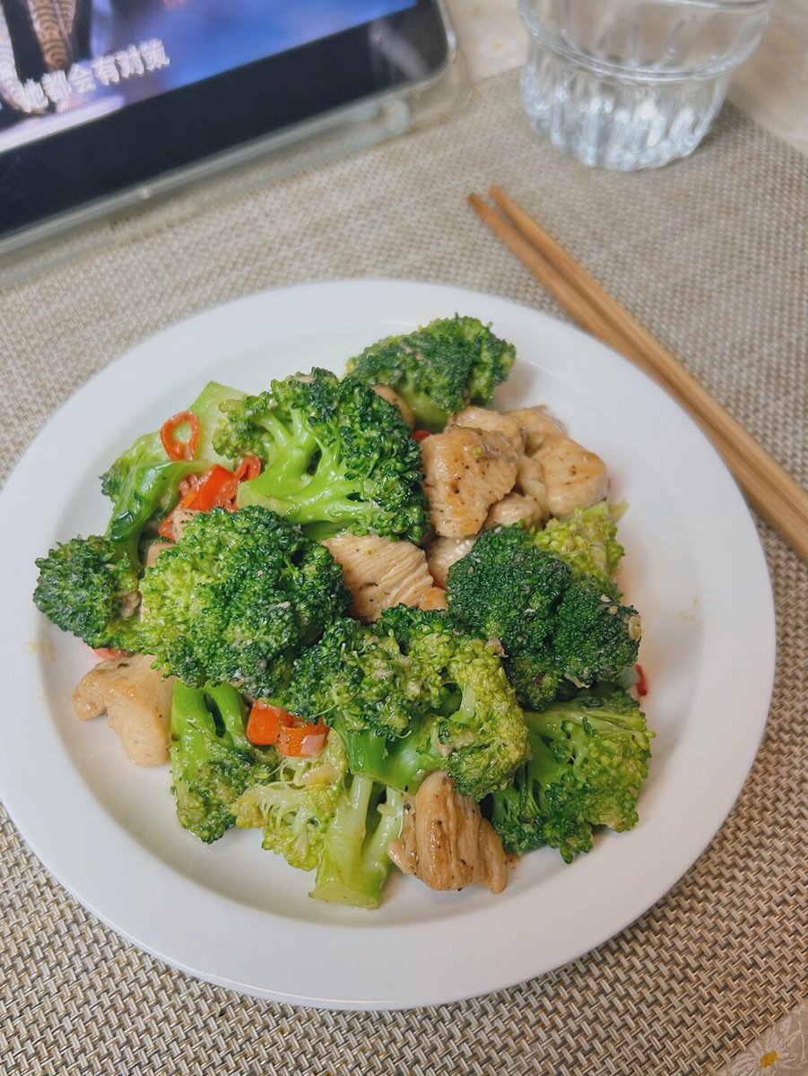 KolanAlyssa's tweet photo. A 5-minute high-protein low-carb meal for weight loss: grilled chicken breast + roasted broccoli + a handful of cherry tomatoes. No complicated cooking, perfect for busy weekdays!， https://t.co/bFTPGA1iSU