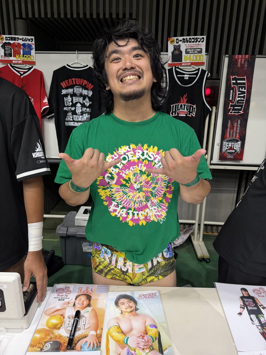 shin10630's tweet photo. HEAT-UP #heatuppw とどろき大会。お写真ありがとうございました!
他の選手のポトレを買うとき「これもいかがですかー?(^^)ニコ」と純粋にオススメしてきた #ハジメ 選手。買いましたw
悪マネージャー化していた #TAMURA 選手。
試合後「TAMURAムカつく」と低いトーンで言っていた #秦野友貴 選手 https://t.co/SbjnT9L6hi