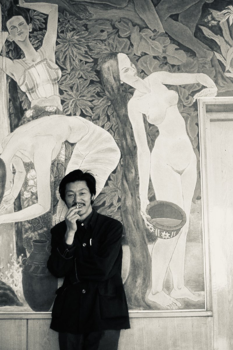 iamwuyu's tweet photo. #老照片

1980年，北京的一间陋室。

桌上摆着最朴素的馒头白粥咸菜，
一位父亲正小心翼翼地给女儿喂饭。

这位父亲，是画家袁运生。

一年前，他为首都机场创作了壁画《泼水节——生命的赞歌》，
因画面中出现了傣族女性沐浴的形象，引发巨大争议，壁画曾一度被挂帘遮挡。

我不懂艺术，也没有资格评价他的艺术成就。
只是看着这张照片，有些感慨。

在那样一个贫困而封闭的年代，
依然有人在认真地活着，认真地养育自己的孩子。

生活可以很简单，
但不简陋。
