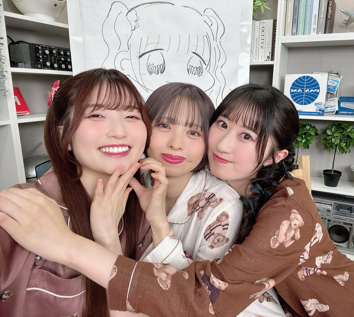 yuri_usui0515's tweet photo. #しぇあはうしゅ ご視聴ありがとうございました✨

あきちゃんとまりこちゃんがとっっっても優しくて面白くて…💓
この度入居させていただくことになりました🏠
愛重めの台本も最高でした！！！

あきちゃんとまりこちゃんと癒しの時間を過ごすことができて幸せ者だ〜👼 https://t.co/BJoPM0toVj