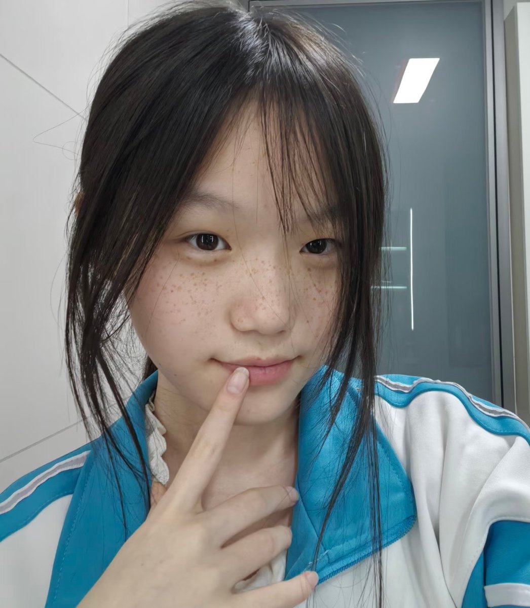 crystal61ge5's tweet photo. Born in China, new to X, and today—my birthday—so I pause to mark the moment.#高中生  #女高 https://t.co/fXJ4IsyE5W