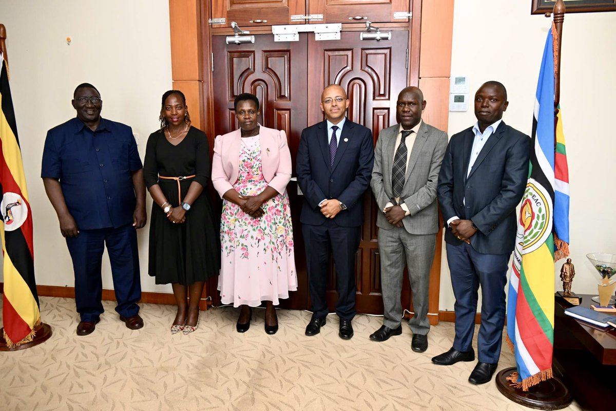 FAOUganda's tweet photo. Today, FAO Representative @EzanaKg and team paid a courtesy call on H.E. @jessica_alupo, the Vice President of Uganda. 

They discussed @FAO’s partnership with Uganda and the critical role of #agriculture in driving #foodsecurity, sustainable development, and economic growth.
🇺🇬 https://t.co/Pnnoa05dFe