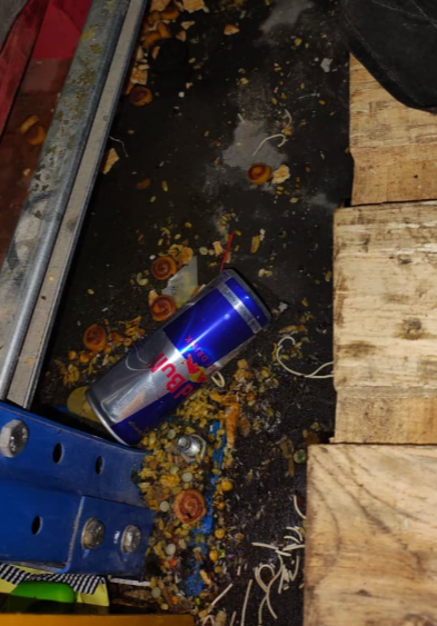 NalinisKitchen's tweet photo. I am loving it.

First Blinkit, and now Zepto.

Zepto warehouse in Hoskote, Bengaluru was sealed after officials found extremely unhygienic food handling and storage.
- Organic waste, wrappers and bottles lying around
- Filth on the floor
- Non compliant labelling
- Misbranding
- Unhygienic food handling
- Unhygienic storage conditions
- Other FSSAI violations

A ₹25,000 penalty was imposed on the store.

We are ordering food from these quick commerce companies thinking they are big, so they must be following all the rules and maintaining proper hygiene.

If every cafe, restaurant and food vendor across India was raided, 70% of them would have their licences suspended.