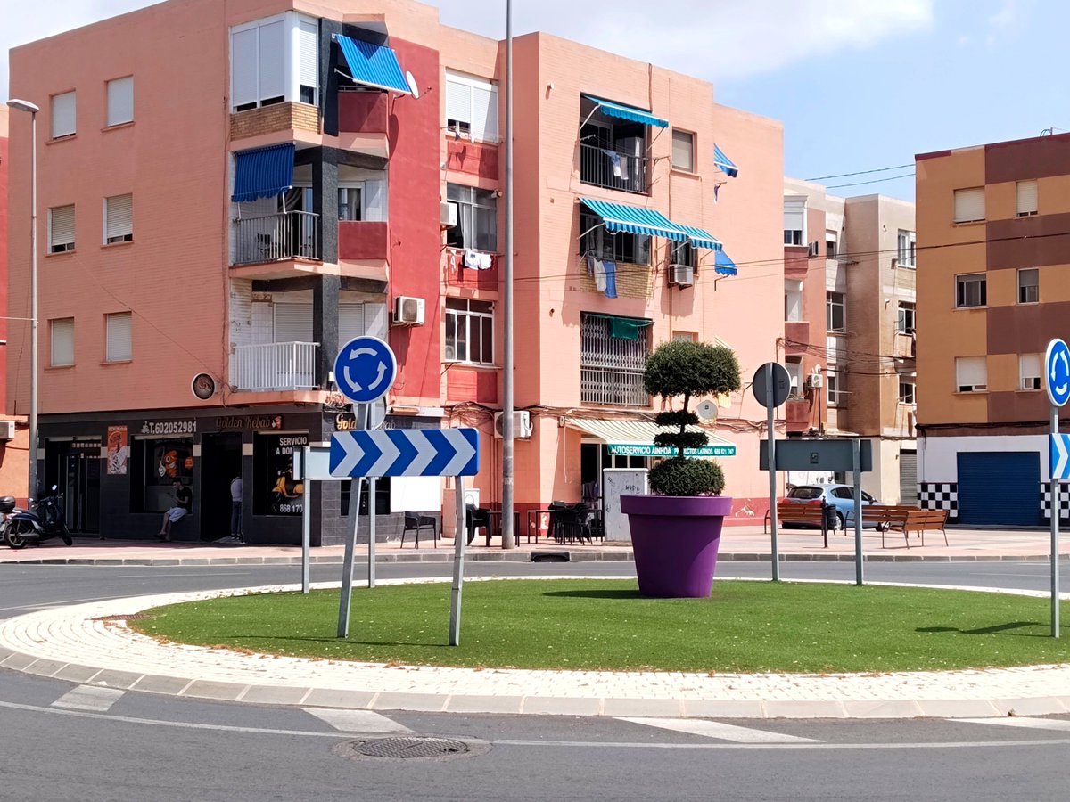 NuestroMarMenor's tweet photo. Un bonsai en una maceta dentro de rotonda (Cartagena) es el punto que cruzaba la señora del paraguas.

Todavía hay quien dice por aquí:"sólo sabéis quejaros", "la queja deporte nacional"...

En fin, os deseo la inteligencia y el sentido crítico para ayudarnos a mejorar entorno. https://t.co/8L9vqo5Dt1