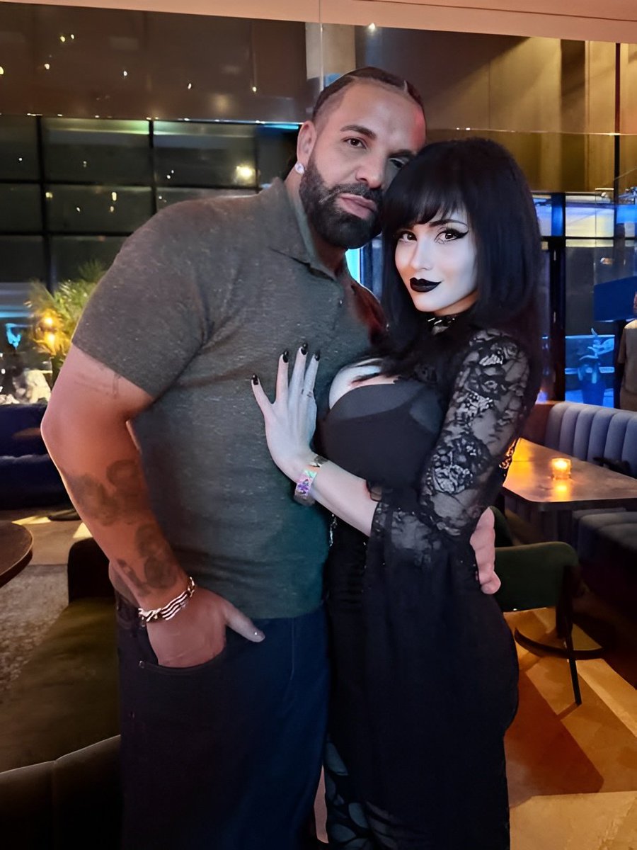 Iavanyaa's tweet photo. Canadian Singer "Drake" Dating History!!! 

2005 to 2007  - Keshia Chante 🇨🇦 
2008 to 2009 - Bria Myles 🇺🇸 
2009                   - SZA 🇺🇸 
2009 to 2016  - Rihanna 🇧🇧 
2009 to 2010  - Melyssa Ford 🇨🇦 
2010                   - Ericka Lee 🇺🇸
2011 to 2015    - Serena Williams 🇺🇸
2012                    - Rita Ora 🇬🇧 
2013                    - Tyra Banks 🇺🇸
2013 to 2014   - Zoë Kravitz 🇺🇸 
2015                    - Amber Rose 🇺🇸
2016                    - Hailey Bieber 🇺🇸 
2016 to 2017    - Jennifer Lopez 🇺🇸 
2017                     - Sophie Brussaux 🇫🇷 
2018                      - Malaika Terry 🇨🇦 
2018                      - Stefflon Don 🇬🇧 
2018 to 2019     - Bella Harris 🇺🇸
2019                      - Kylie Jenner 🇺🇸
2020                    - Imaan Hammam 🇳🇱 
2021                     - Johanna Leia 🇺🇸 
2022                    - Julia Fox 🇺🇸
2023                    - Kim Kardashian 🇺🇸 
2024                    - Brooklyn Nikole 🇺🇸 
2025                    - Various 
2026                    - Lin Lamar ( PinkChyu ) 🇺🇸

This includes some rumours. Don't connect this with Wayno and #Drake issue!! 🏃🏻‍♀️