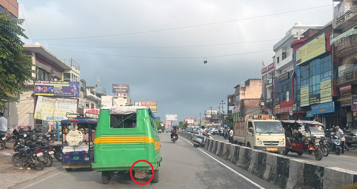 PramodS1619's tweet photo. @Uppolice @uptrafficpolice @meerutpolice @meeruttraffic 11 Aug 2026 की स्थिति हैें/ ऑटो-रिक्शा बिना नंबर प्लेट या अधूरे नंबर के साथ खुलेआम सड़कों पर चल रहे हैं। उन्हें पुलिस का कोई डर नहीं है और ऐसा लगता है कि पुलिस ऐसे वाहनों की कोई जांच भी नहीं करती है। इसीलिए वे बिना किसी डर के चल रहे हैं।