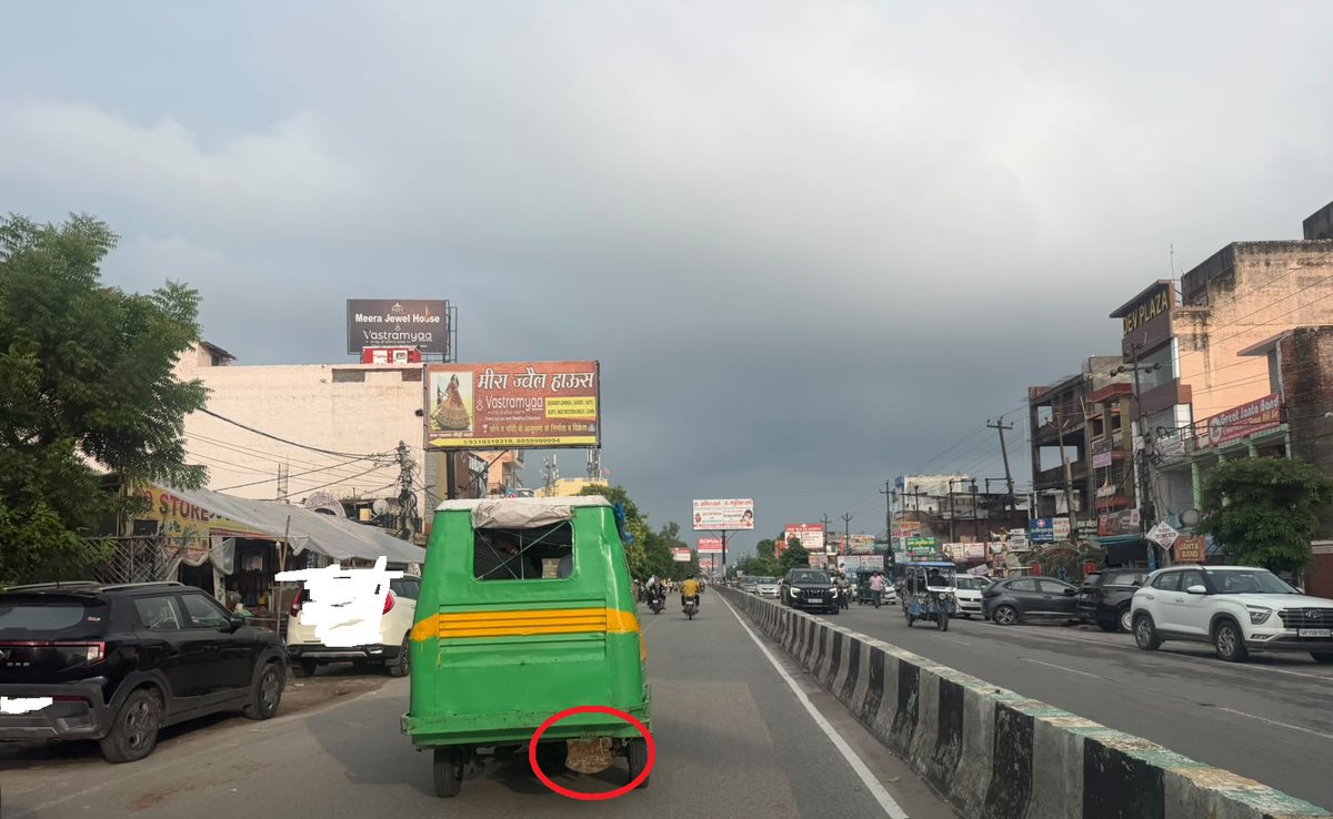 PramodS1619's tweet photo. @Uppolice @uptrafficpolice @meerutpolice @meeruttraffic 11 Aug 2026 की स्थिति हैें/ ऑटो-रिक्शा बिना नंबर प्लेट या अधूरे नंबर के साथ खुलेआम सड़कों पर चल रहे हैं। उन्हें पुलिस का कोई डर नहीं है और ऐसा लगता है कि पुलिस ऐसे वाहनों की कोई जांच भी नहीं करती है। इसीलिए वे बिना किसी डर के चल रहे हैं।