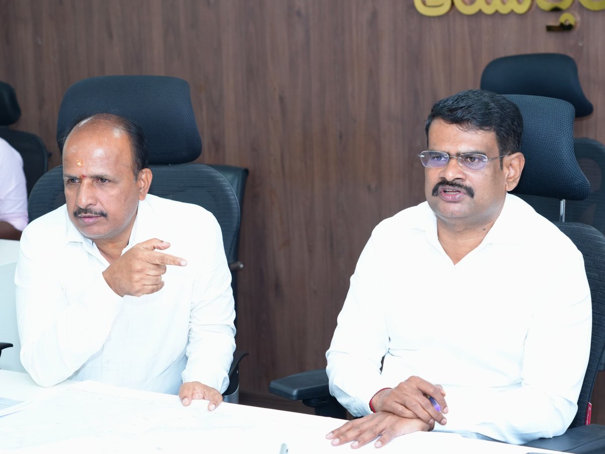 BCCCofficial's tweet photo. ಬೆಂಗಳೂರು ಕೇಂದ್ರ ನಗರ ಪಾಲಿಕೆಯ ಅಭಿವೃದ್ದಿ ಅಪರ ಆಯುಕ್ತರಾದ ಶ್ರೀ ವೆಂಕಟಾಚಲಪತಿ ರವರ ಅಧ್ಯಕ್ಷತೆಯಲ್ಲಿ ಇಂದು ಆಗಸ್ಟ್ 15, 2026 ರಂದು ವಿಧಾನ ಸೌಧದ ಮುಂಭಾಗದಲ್ಲಿ ನಡೆಯುವ "ಫ್ರೀಡಂ ಹಬ್ಬ” ಕಾರ್ಯಕ್ರಮದ ಪೂರ್ವಭಾವಿ ಸಿದ್ಧತೆಗಳನ್ನು ಕೈಗೊಳ್ಳುವ ಸಂಬಂಧ ಸಭೆ ನಡೆಸಲಾಯಿತು.
#karnataka #bengaluru #meeting #FreedomHabba https://t.co/qYqNnAREH2