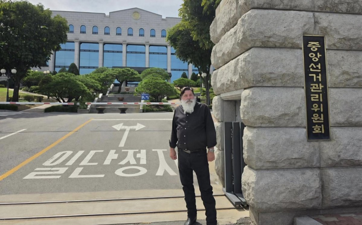 hkyoahn's tweet photo. 《 우리는 미국과 함께 갑니다 》

미국에서 온 Juan O Savin, 4박5일 동안 저와 한미부정선거 공동조사단, 자유와혁신과 함께 한국과 미국의 부정선거에 대해 심도깊은 논의를 했습니다.

Juan O Savin은 트럼프 대통령과 함께 부정선거와 맞서싸우고 있는 영향력 있는 분입니다. 

그는 중국의 영향으로 한국이 A-Web을 통해 전세계 부정선거의 허브역할을 하고있다는 것을, 미국의 다양한 매체를 통해 알리고 있습니다. 

우리는 함께 싸울 것입니다. 
우리는 올해 안에 몇 차례 더 만나기로 약속했습니다. 

#황교안 #자유와혁신 #JuanOSavin #부정선거 #한미부정선거공동조사단 #AWEB #부정선거허브