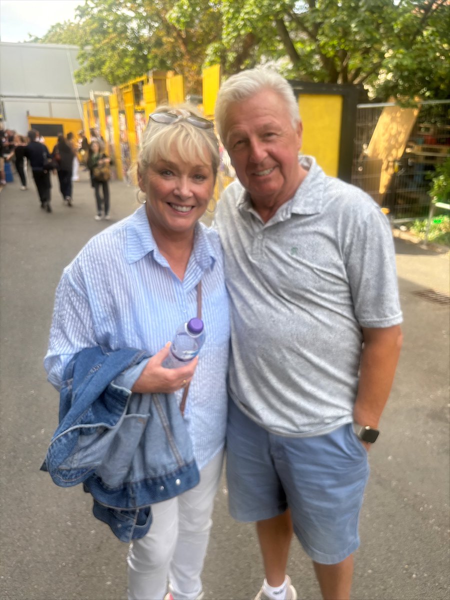 TheFizzCMJ's tweet photo. Well this is one you didn't think you'd ever see! How lovely Cheryl saw Bobby today! ❤️💚 https://t.co/CTUpekULuS