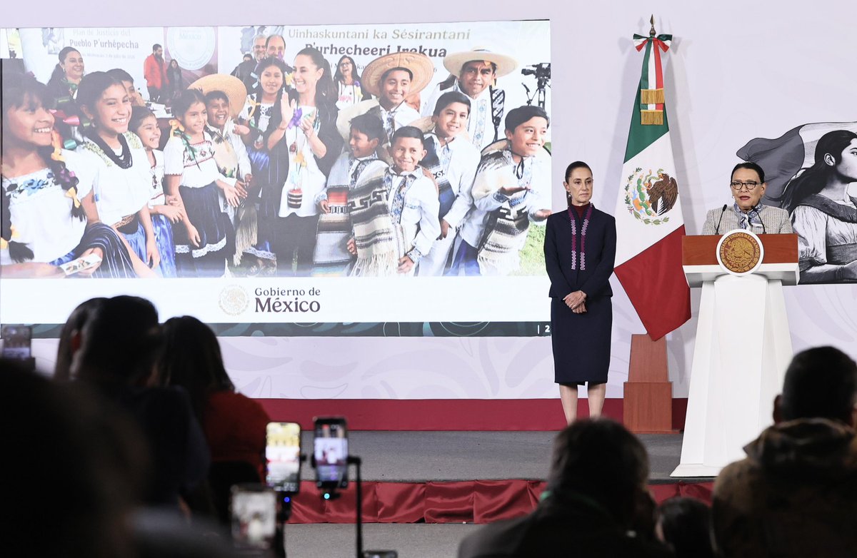 rosaicela_'s tweet photo. En el marco del #DíaInternacionalDeLaJuventud, destacamos en la #MañaneraDelPueblo que estamos atendiendo a los jóvenes de todo el país, quienes participan en nuestras actividades con entusiasmo, creatividad y compromiso, aportando su energía para fortalecer la convivencia y transformar positivamente sus comunidades. Cada alternativa que les brindamos es una semilla que sembramos hoy, con la certeza de que mañana se convertirá en talento, en sueños cumplidos y en familias más fuertes. 🇲🇽 🕊️@Claudiashein @RocioBarcenaM @arturomedinap