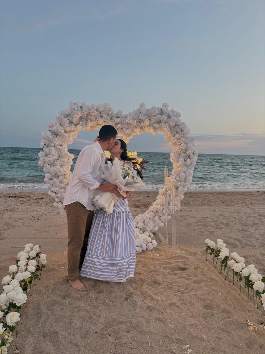 JimenezKathya's tweet photo. Me caso con el amor de mi vida🤍 por una vida juntos🥂

10/08/2026 https://t.co/hfCs2cZKto
