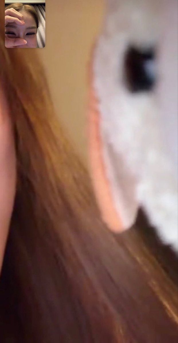 mmffhun's tweet photo. เป็นคู่เป็นครอบครัวที่ชอบ video call กันมากกกก แต่ไม่แปลกใจพี่น้ำตาลเคยบอกว่าตัวเองเป็นคนติดโทร เมื่อก่อนชอบโทรหาเพื่อน กินข้าวอาบน้ำโทรหาเพื่อนตลอด แล้วมีฟิล์มก็โทรหาฟิล์ม แล้วมีลูกติ๊บร้าชาก็โทรหาลูกตลอดเลยย ฮืออ น่ารักจี้ปุดครอบครัวของฉันมาก 🤍❤️‍🩹🩵💛✨ https://t.co/daTNbgayGD