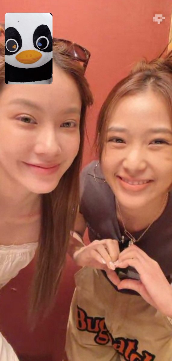 mmffhun's tweet photo. เป็นคู่เป็นครอบครัวที่ชอบ video call กันมากกกก แต่ไม่แปลกใจพี่น้ำตาลเคยบอกว่าตัวเองเป็นคนติดโทร เมื่อก่อนชอบโทรหาเพื่อน กินข้าวอาบน้ำโทรหาเพื่อนตลอด แล้วมีฟิล์มก็โทรหาฟิล์ม แล้วมีลูกติ๊บร้าชาก็โทรหาลูกตลอดเลยย ฮืออ น่ารักจี้ปุดครอบครัวของฉันมาก 🤍❤️‍🩹🩵💛✨ https://t.co/daTNbgayGD