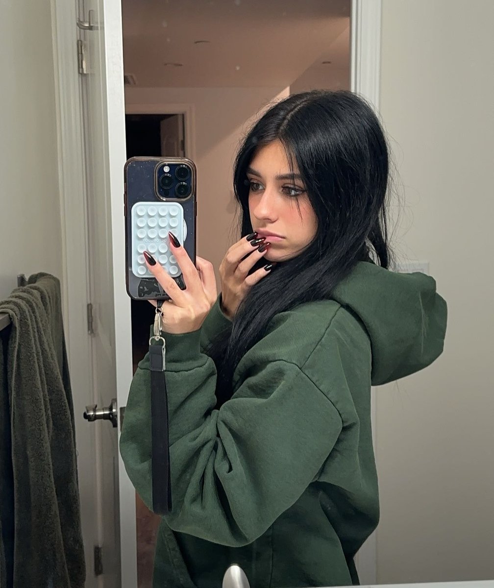 Lupa1444's tweet photo. Now I get the hype for little mommy Rachel 🤧

#tight #tummy https://t.co/wxdowVdIyy