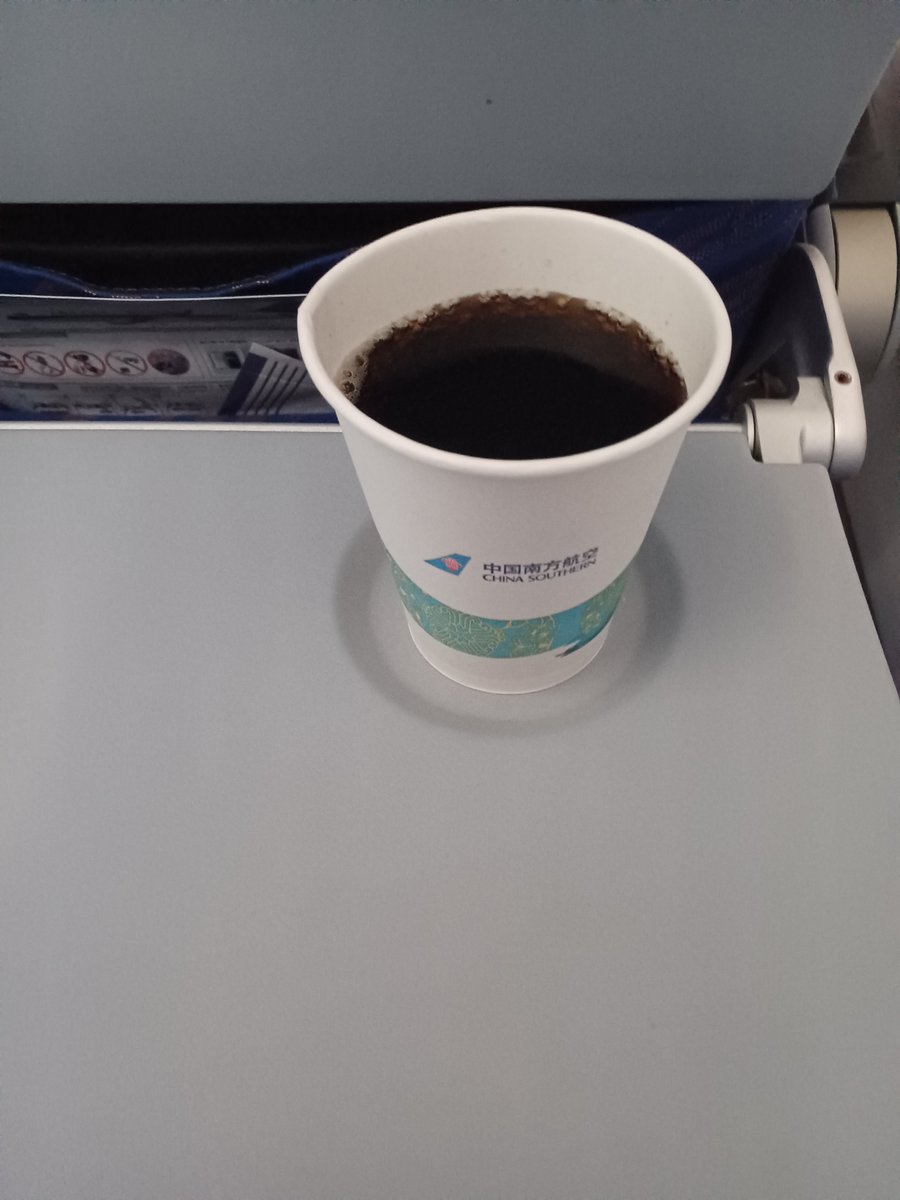 dM5sulORLwG4cKn's tweet photo. 「ジョーンズの国際線乗ってみたその3」　コカコーラと機内食を頂きました！🥤🍱飛行機の中で食べるバナナは0141！✈️🍌😋🍴💕飛行機も無事にスワンナプーム国際空港に着陸！🛬　#ジョーンズの国際線乗ってみた　#中国南方航空　#エアバスA320　#乗り継ぎ便　#機内食　#スワンナプーム国際空港　#国際線 https://t.co/KH0aKGB2XG