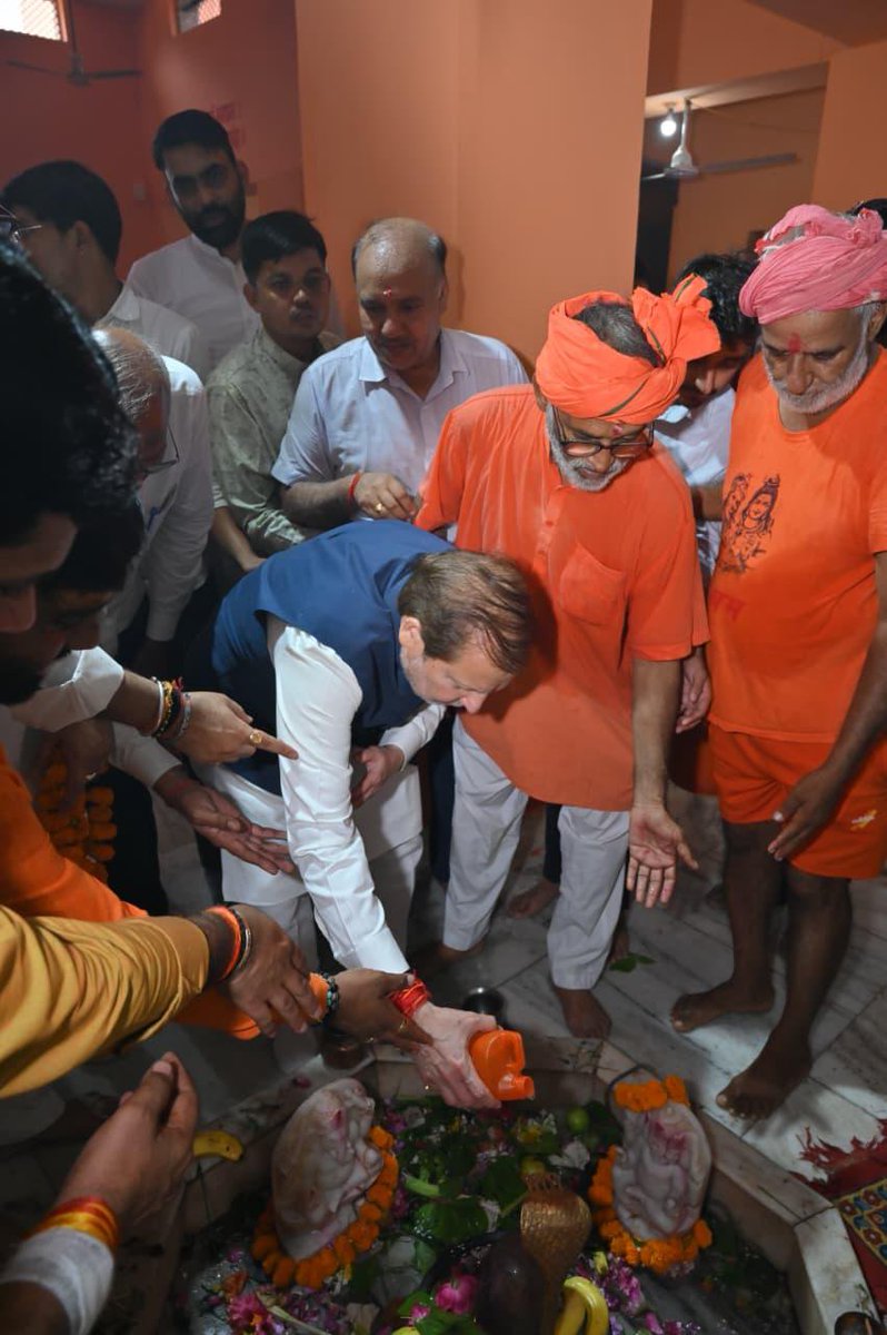 dipronarnaul's tweet photo. सावन शिवरात्रि पर भूरास्ता धाम में उमड़ा आस्था का सैलाब

कावड़ियों के साथ कैबिनेट मंत्री डॉ. अरविंद शर्मा ने किया भगवान भोलेनाथ का जलाभिषेक

हर वर्ष की तरह प्रो. राम बिलास शर्मा के परिवार से राजू शर्मा लाए कावड़, मंत्री ने करवाया जलाभिषेक https://t.co/XtBCLH1CUO