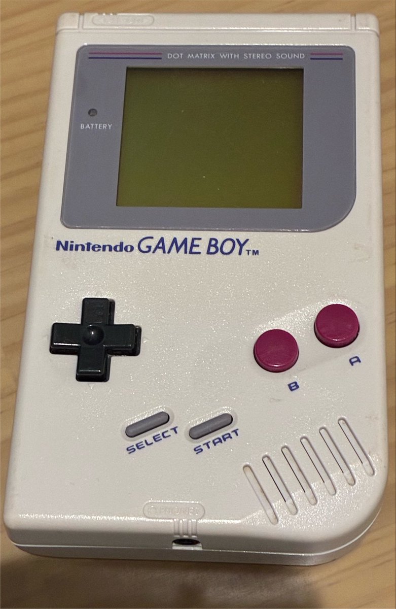 itocchi_marke's tweet photo. 連休入りましたのでってことで、DMG ips化やりました！

本体は、以前ハドフで4000円で購入したジャンク本体。
今回は液晶のみ交換＋ヒミツノバレギュレータに交換

画質はかなり良くなりましたが、
ホワイトノイズが酷いのが難点…

#ゲームボーイ
#レトロコンシューマー愛好会 https://t.co/QVOjzpo2y9