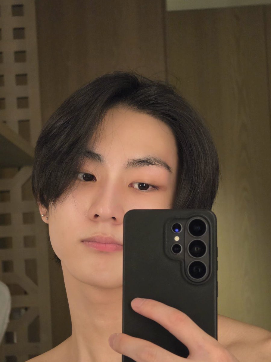 heekooki's tweet photo. QUE É JSSO ELE TÁ PELADO https://t.co/ofkXF39TY3