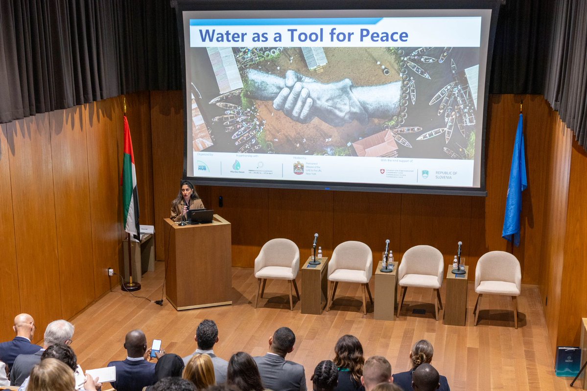 UNWaterConfUAE's tweet photo. مياه سلام.

تشير مذكرة سياسات جديدة صادرة عن مركز جنيف للمياه (Geneva Water Hub)  أن "المياه من أجل السلام" تمثل الخيط الجامع بين الحوارات التفاعلية الستة لمؤتمر الأمم المتحدة للمياه 2026.
فحين تُدار المياه بعدلٍ واستدامة،فإنها تسهم في بناء الثقة وتعزيز التعاون ودعم الازدهار المشترك وصون كرامة الإنسان. أما حين تُحجب أو تُلوَّث أو يُفرط في استهلاكها أو تُستخدم كسلاح، فإنها تعمّق الهشاشة والإقصاء والمعاناة.

الرسالة واضحة: لا سلام دون ماء، ولا ماء دون سلام.

وفيما يتّجه العالم نحو أبوظبي في ديسمبر 2026، يبقى التحدّي في ترجمة هذا الإدراك إلى إجراءات عملية قانونية ومالية ومؤسساتية ودبلوماسية.