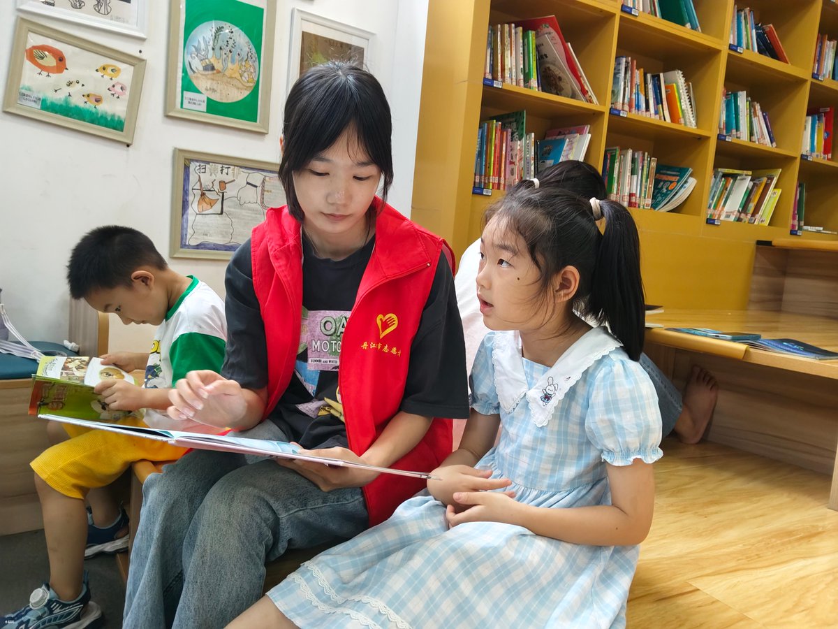 JackBaratity's tweet photo. Spent this sunny Saturday morning sorting books and listening to sweet stories with little readers at the community library! So warm to see their big smiles. #VolunteerDays #KindnessMatters https://t.co/uoNm7cerNA