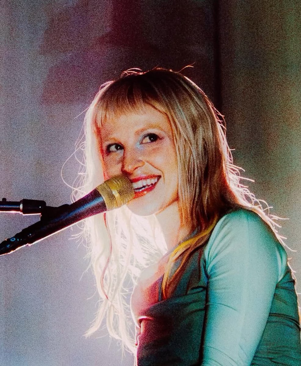 TELLMEWHORE's tweet photo. pra mim é loucura o quanto nunca me acostumo com a beleza surreal da hayley. 
mil anos amando ela e mil anos chocada com o quanto essa mulher é bizarramente linda……… https://t.co/DeDfRuJSXv