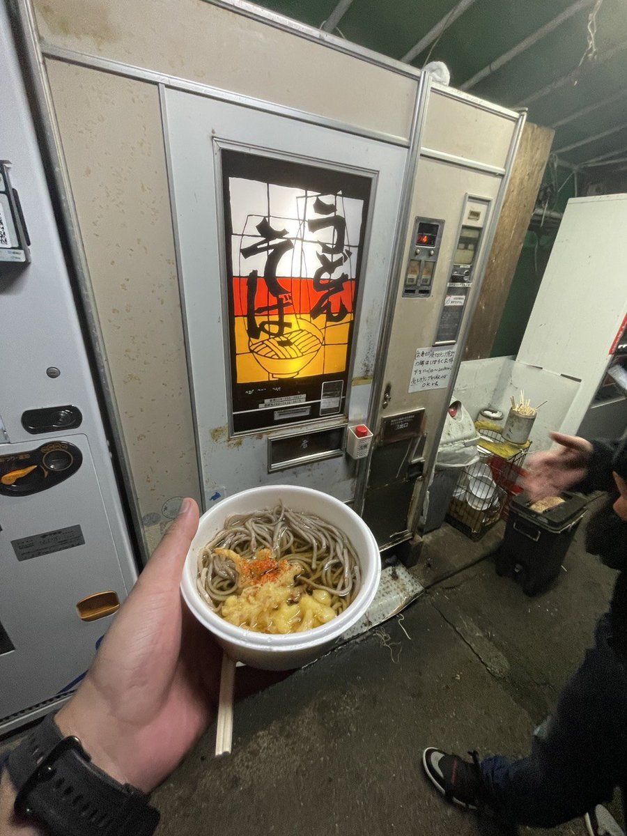 5uojjl's tweet photo. レトロ自販機にカブトムシ居たw https://t.co/eUPtgH6Kky