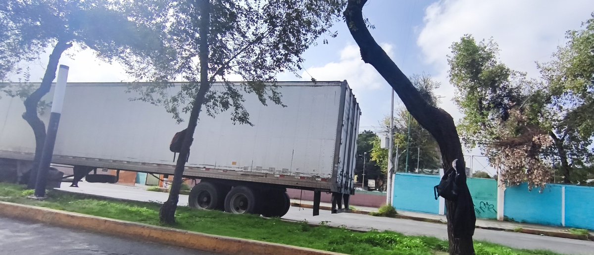 rulopj83's tweet photo. @OVIALCDMX
@UCS_GCDMX se solicita retiró de trailer estacionado sobre el camellon estorbando y dejando 1 carril libre. Sobre margarita maza de juarez esquina con vallejo @TuAlcaldiaGAM @C5_CDMX #TransitoGCDMX apoyo para el retiro. Ya parece pension de trailers. https://t.co/kQk9ghOmHL