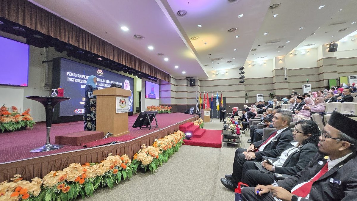 Rusmini23's tweet photo. Alhamdulillah, pagi tadi saya telah menyampaikan ucap utama bertajuk “Peranan Pemimpin Sekolah sebagai Pemimpin Instruksional pada Era Kecerdasan Buatan (AI)” sempena Seminar Nasional Pengurusan dan Kepimpinan Pendidikan Ke-33 Tahun 2026 di IAB Bandar Enstek. https://t.co/CieKR6pePk