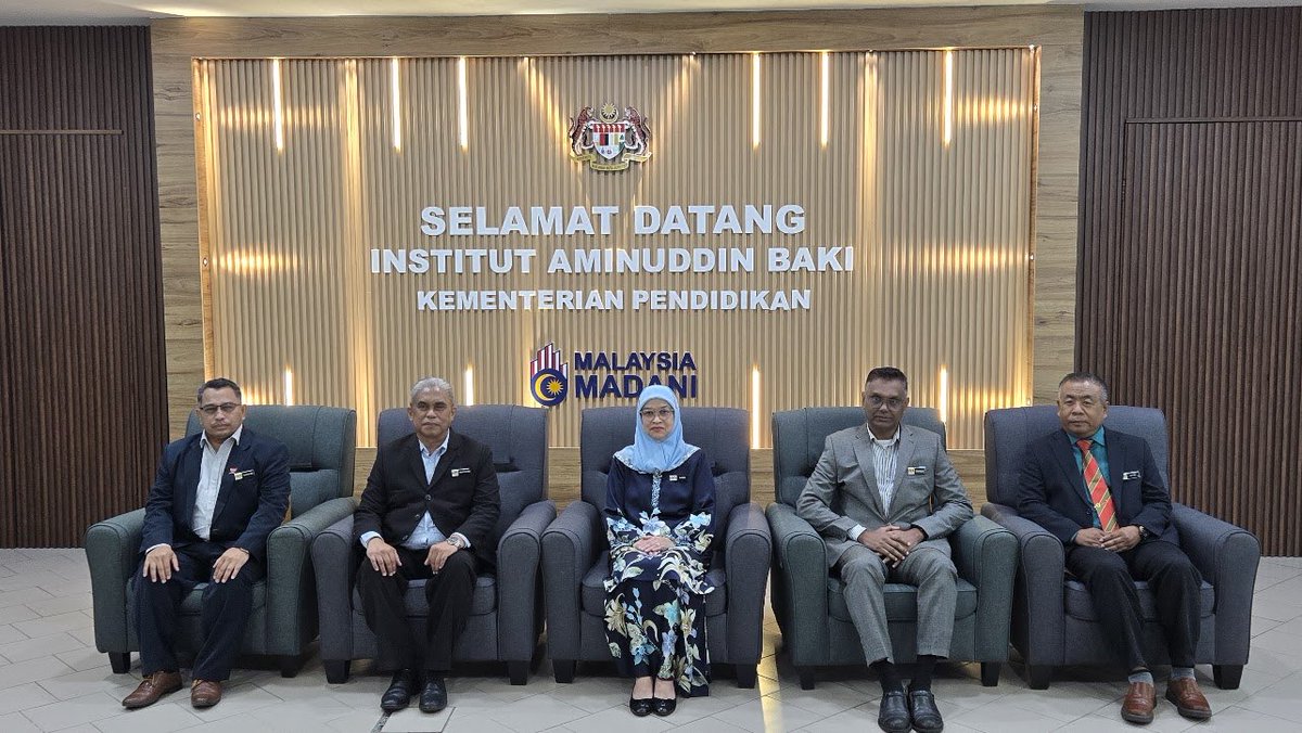 Rusmini23's tweet photo. Alhamdulillah, pagi tadi saya telah menyampaikan ucap utama bertajuk “Peranan Pemimpin Sekolah sebagai Pemimpin Instruksional pada Era Kecerdasan Buatan (AI)” sempena Seminar Nasional Pengurusan dan Kepimpinan Pendidikan Ke-33 Tahun 2026 di IAB Bandar Enstek. https://t.co/CieKR6pePk