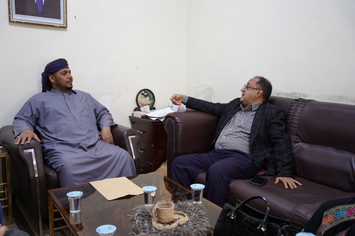 AlthqlyM's tweet photo. المحافظ الثقلي يبحث مع وفد هيئة الطيران المدني تطوير مطار سقطرى الدولي وتعزيز جاهزيته للموسم السياحي القادم.

https://t.co/E5CFJmOX6b https://t.co/FGLAmdjKdg