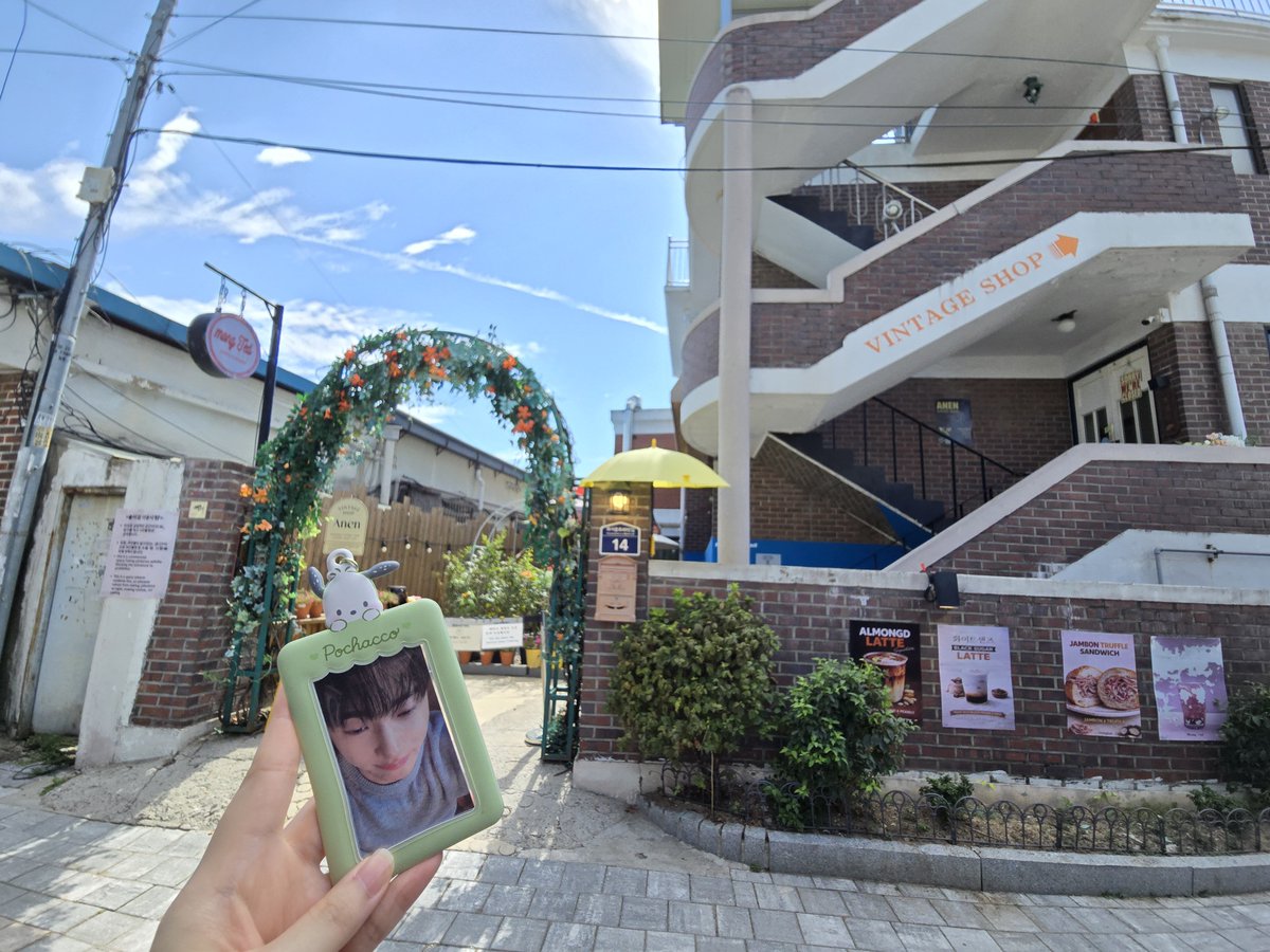 ERIKA_2pm's tweet photo. ソルとソンジェの家🏠
カフェはまさかの休業日で入れなかったけど😂
街並みがソンジェのドラマの雰囲気で可愛かった☺️💙
📍몽테드
#ソンジェ背負って走れ
#선재업고튀어
#ビョンウソク　#변우석 https://t.co/DZkX6V1QHk