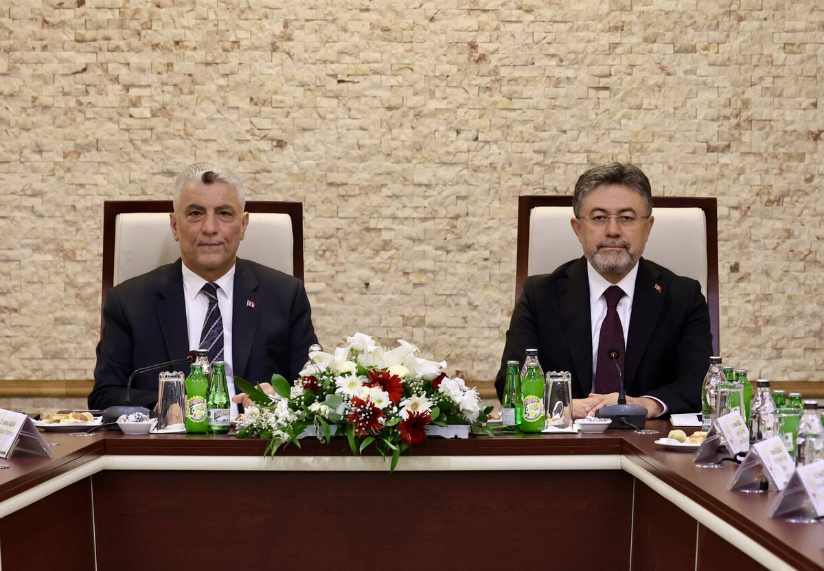 ibrahimyumakli's tweet photo. 🤝 Ticaret Bakanımız Sayın @omerbolatTR ile birlikte hububat sektörümüzün temsilcileriyle Bakanlığımızda bir araya geldik.

Toplantımızda, Cumhuriyet tarihinin en yüksek rekoltesini beklediğimiz hasat sezonunu değerlendirdik. Sezondaki alım faaliyetlerimizi, TMO’muzun piyasa düzenleme çalışmalarını ve sektörümüzün beklentilerini kapsamlı şekilde ele aldık.

Üreticimizin alın terini korurken, sanayicimizin üretim gücünü destekleyen; vatandaşımızın da güvenilir ve istikrarlı şekilde gıdaya erişimini gözeten bir anlayışla hareket ediyoruz.

Buğdaydan una, undan ekmeğe uzanan tedarik zincirinin her aşamasında piyasa dengelerini korumak için Ticaret Bakanlığımız ve sektör paydaşlarımızla yüksek eş güdüm ve ortak akılla çalışmaya devam edeceğiz.

📍 Ankara