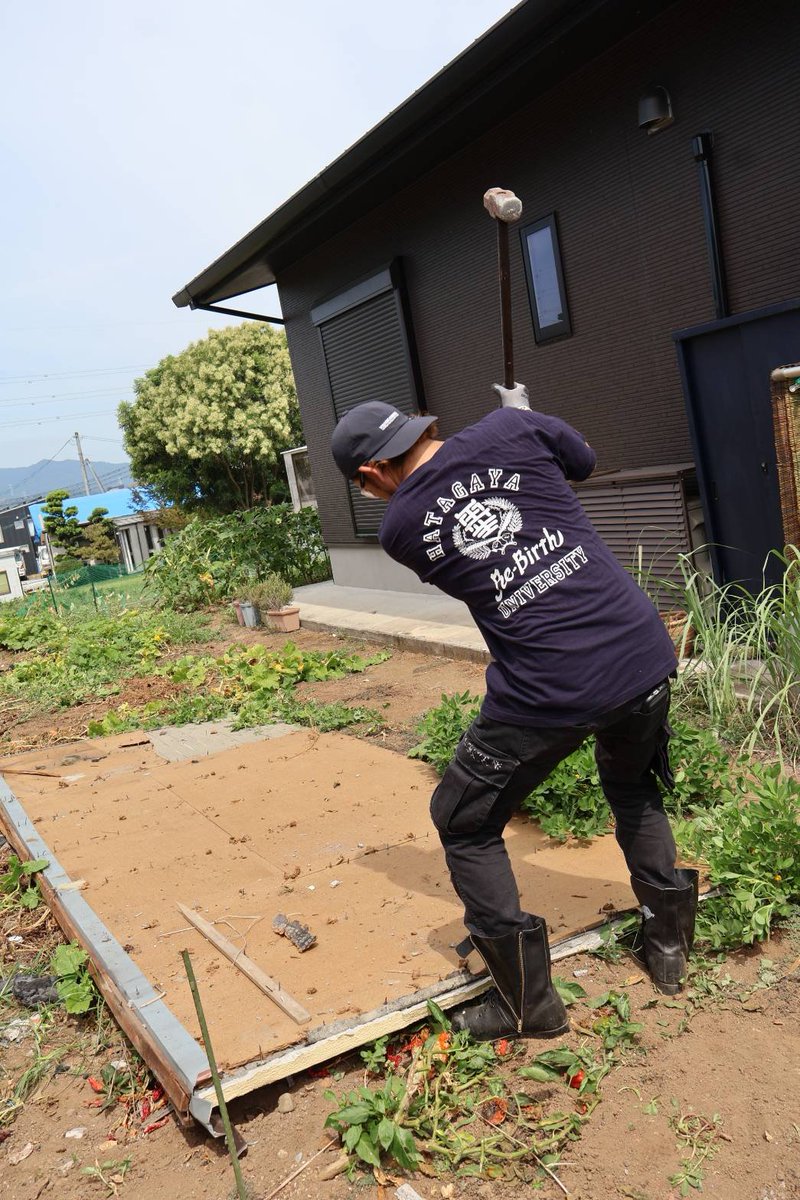 jishuren_kuma's tweet photo. 【#令和8年熊本地震】
そして！学長が突然の登場！！落ちた外壁の解体など、一緒に作業をしてくださいました。ハンマーの使い方が誰よりも上手い。
#宇城市松橋
#幡再
#九州自主練 https://t.co/0wNCZKVx5d
