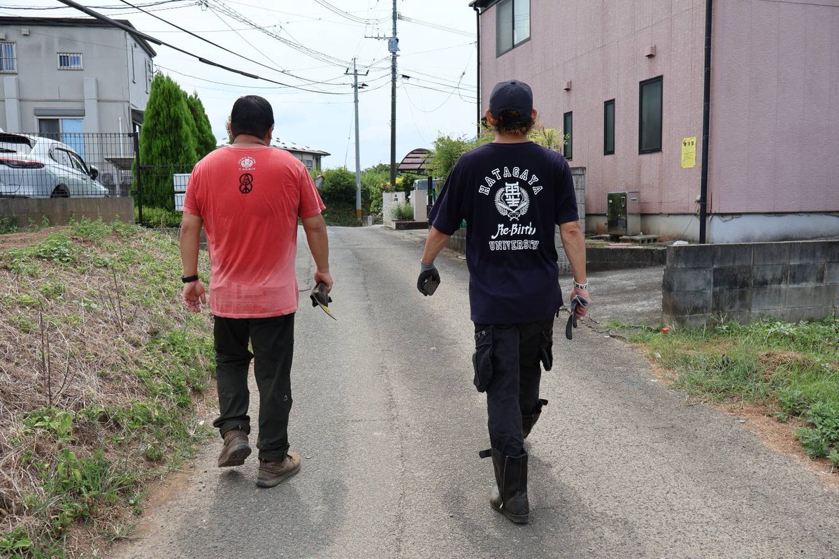 jishuren_kuma's tweet photo. 【#令和8年熊本地震】
そして！学長が突然の登場！！落ちた外壁の解体など、一緒に作業をしてくださいました。ハンマーの使い方が誰よりも上手い。
#宇城市松橋
#幡再
#九州自主練 https://t.co/0wNCZKVx5d