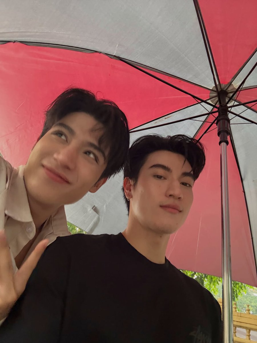 haixiast's tweet photo. must be fun to share one umbrella and take a picture of your 8 years younger bf when hes sleeping https://t.co/66qox8SOBJ