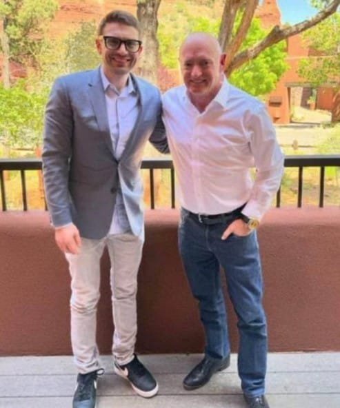 Will_iam_001's tweet photo. Mark Kelly is extremely worried folks he's reposting Democrats on his X acct, that are standing with him
Time for us to do the same

Give me a THUMBS-UP👍, If you fully support Pete Hegseth stripping Mark Kelly of his rank and issuing him a Court martial for Sedition https://t.co/9CdGJQVIrW