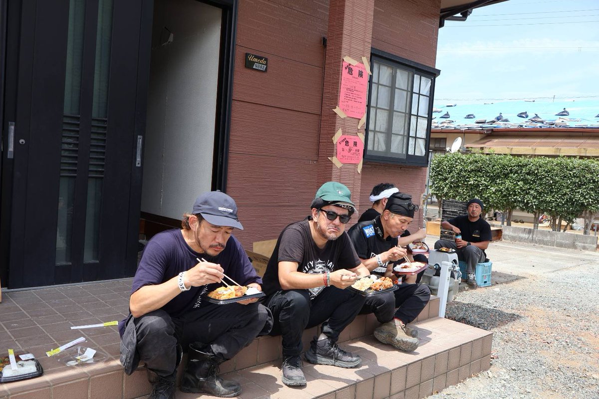 jishuren_kuma's tweet photo. 【#令和8年熊本地震】
そして！学長が突然の登場！！落ちた外壁の解体など、一緒に作業をしてくださいました。ハンマーの使い方が誰よりも上手い。
#宇城市松橋
#幡再
#九州自主練 https://t.co/0wNCZKVx5d
