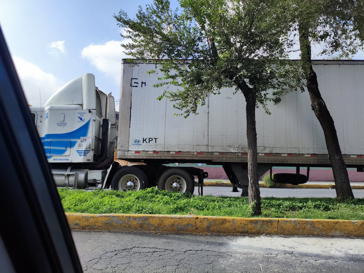 rulopj83's tweet photo. @OVIALCDMX
@UCS_GCDMX se solicita retiró de trailer estacionado sobre el camellon estorbando y dejando 1 carril libre. Sobre margarita maza de juarez esquina con vallejo @TuAlcaldiaGAM @C5_CDMX #TransitoGCDMX apoyo para el retiro. Ya parece pension de trailers. https://t.co/0szex7ELri