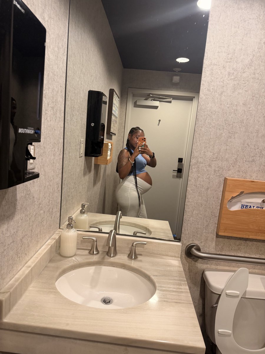 therealdww's tweet photo. “Seduce you” https://t.co/Qf1rwGT6ng