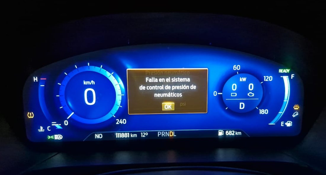 jorgecarreraok's tweet photo. Difícil entender la lógica con la que @AutosFordARG  y sus concesionarios, como @FordSimone piensan competir con las nuevas marcas.

El 6 de enero llevé mi SUV híbrido a un service regular. Fallaba el sensor de aire de uno de los neumáticos.
Me sacaron los cuatro sensores y me dijeron que, cuando tuvieran el repuesto, me llamarían. 
Además, aproveche para pedir cambiar dos guardabarros.

Pasó el tiempo. No me llamaron.
Llamé en marzo. Nueva promesa: no había novedades; cuando las hubiera, me llamarían.

Como no es algo que impida circular, me colgué. El único problema es que ves permanentemente el cartel de la foto.
Después volví a llamar dos veces.
Y no pasó nada.
Siete meses después, sigo sin una solución. Ver la foto.

Casi siempre tuve Ford, de hecho elegí experimentar con un Híbrido en una marca conocida, pero me parece que la atención se deterioró muchísimo.
Me pregunto si esta es la forma en que @Ford  piensa competir con las marcas chinas.

#FORD #hibridos @AutosFordARG  @FordArgentina1