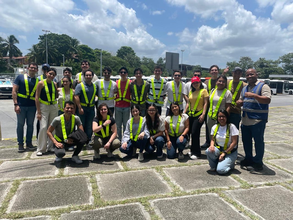 OficialMiBus's tweet photo. Hoy recibimos la visita de estudiantes de la Universidad Francisco Marroquín de Guatemala 🇬🇹, quienes realizaron una gira técnica para conocer de cerca la operación y gestión del sistema de transporte de MiBus. 🚌

Esta visita académica refleja el interés por conocer las buenas prácticas en movilidad urbana y nos motiva a seguir consolidándonos como un referente del transporte público en Centroamérica.

¡Gracias por su visita y muchos éxitos en su formación profesional! 🇵🇦🇬🇹