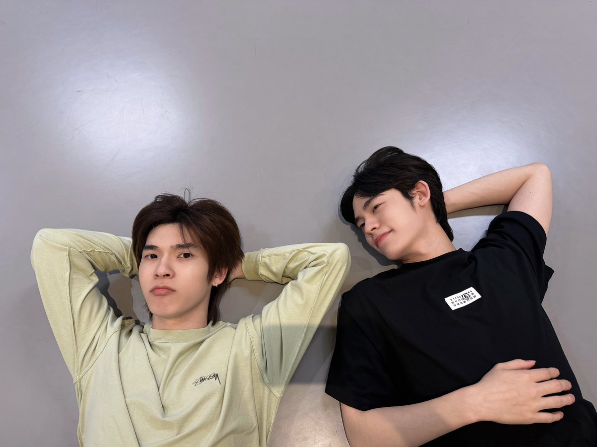 nakanisnakan's tweet photo. แขนซ้ายพี่จี๋เกือบไม่ว่าง ที่จริงวางยาวไปข้างข้างงงงง~ เขาเก็บทันแงะ

#teeteepor https://t.co/bYQuUOwe7c