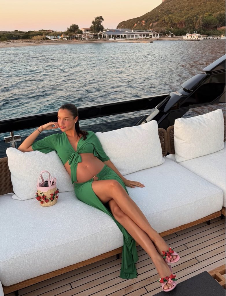 thegrudgelines's tweet photo. pregnant Alexandra Leclerc, that’s the tweet. https://t.co/CBJ1qSqwUx