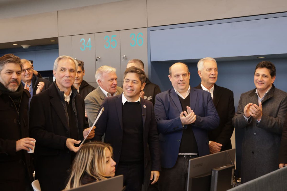 TransportePBA's tweet photo. MÁS TECNOLOGÍA PARA CUIDAR NUESTRAS RUTAS 🚘📹

El ministro @MartinMarinucci acompañó al gobernador @Kicillofok y al presidente de @AU_BA_SA , @joserarteaga, en la inauguración del nuevo Centro de Operaciones de la empresa en Hudson. https://t.co/iy7sEfdyjn