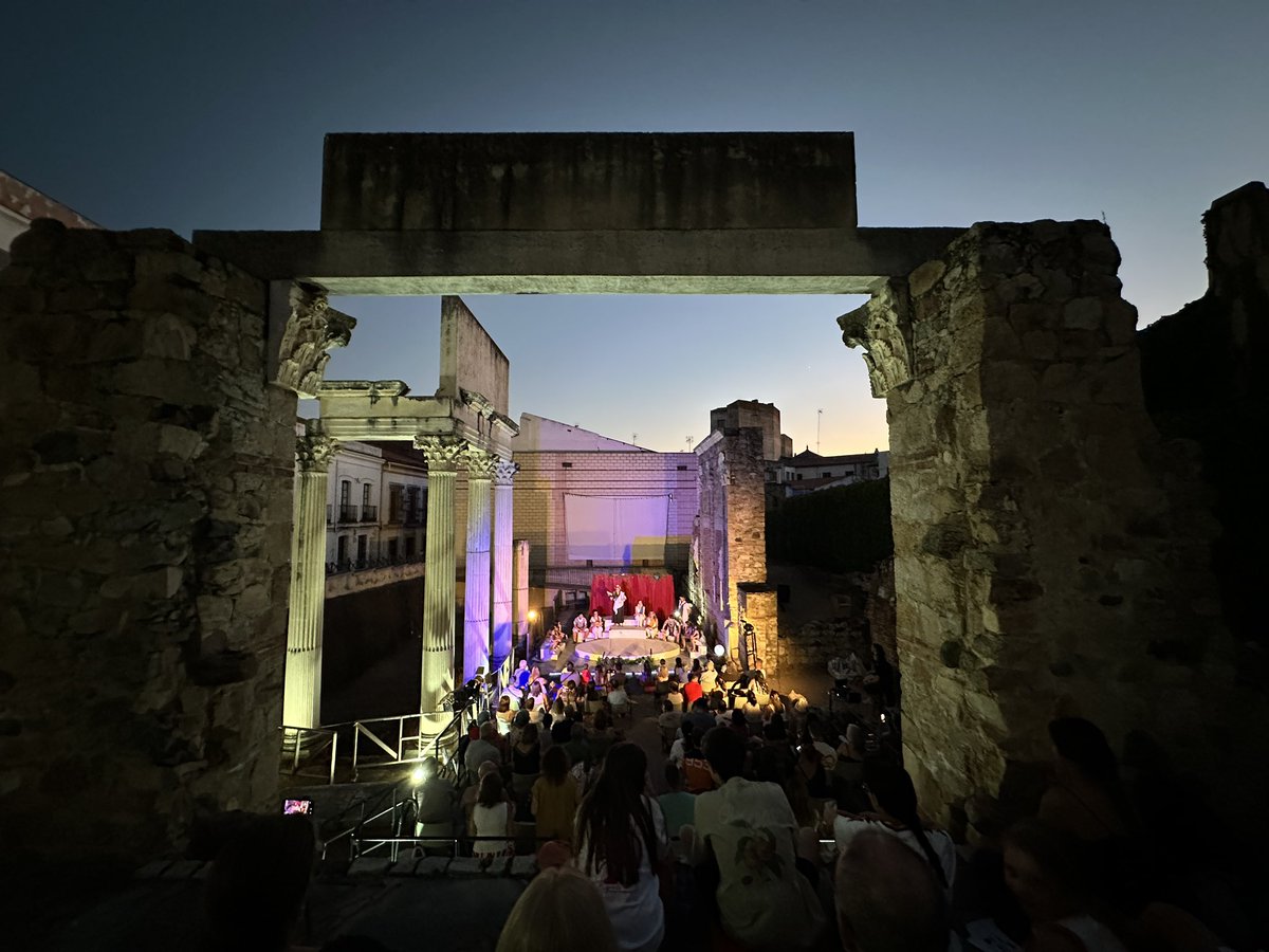 Festival_Merida's tweet photo. El #TemplodeDiana no es el único monumento de la #ciudad que hoy se convierte en #escenario.

En el Pórtico del Foro estamos disfrutando ya de ‘Los Herrores de la Güerra’, también espectáculo de la programación de #AgustoenMerida 👇✨ #Merida72 https://t.co/IKH47Efgdh