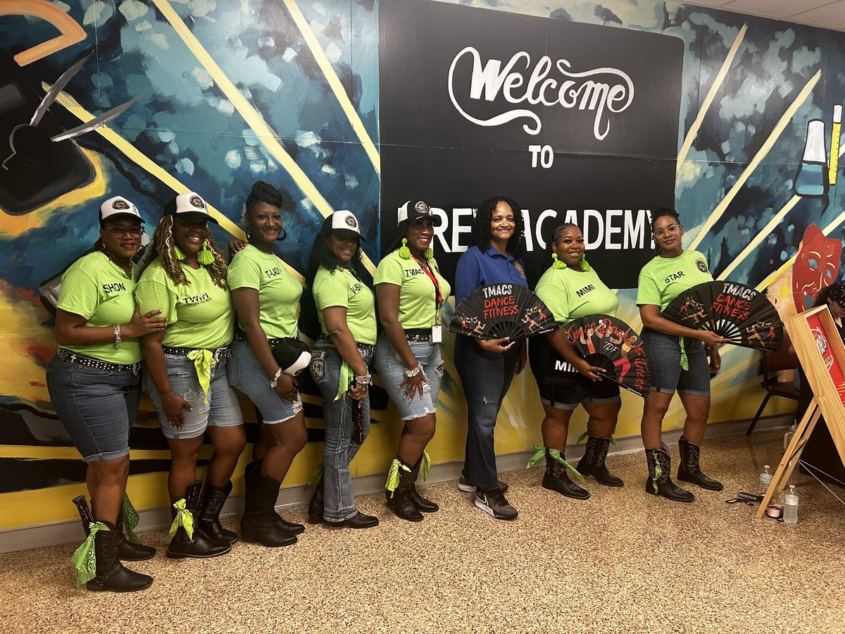 RepCWJ's tweet photo. Team Ward Johnson is ready for the new school year! ✏️

Yesterday, I had the opportunity to distribute school supplies at Drew Academy’s Back to School event. It was great to connect with students and community leaders before school starts! 🎒#TeamCWJ #HD139 https://t.co/HkAfotQ6LW